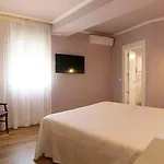 Guest house Castanuelos 2*